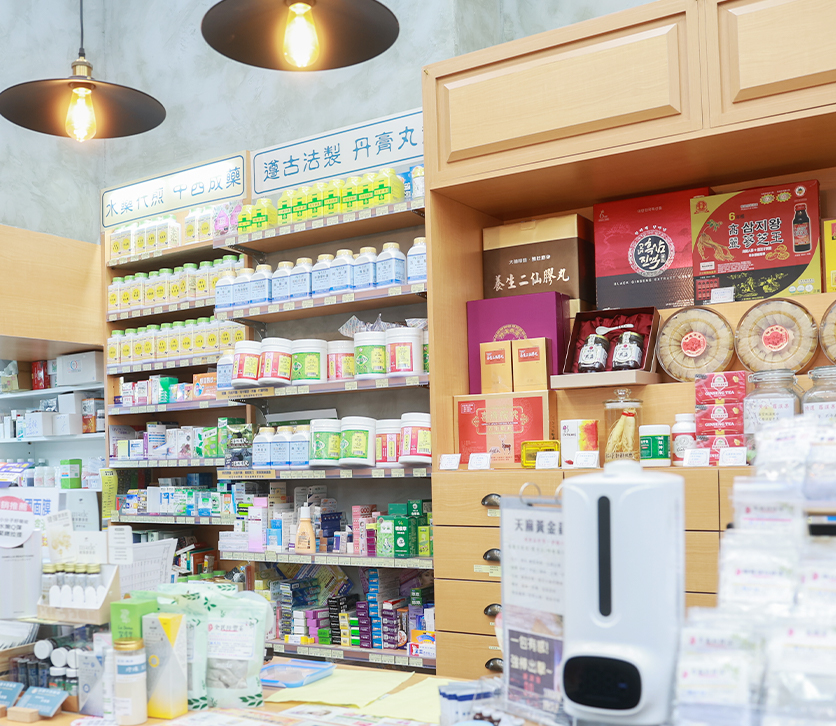 彷彿中藥行的詠晴藥局，陳列滿滿中藥材的櫃檯一隅