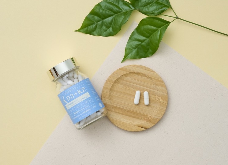 OkayTake強健活力D3+K2，日本原裝進口，專為茶、咖啡成癮者設計，使用日本產的納豆萃取維生素K2，使D3吸收效率提升，強化骨鈣流失、提升運動表現，現在全台日系藥妝特美事也買得到！